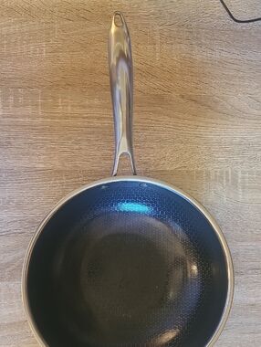 Stainless Steel Handle Nonstick Frying Pan in Black Hexclad 10 Inch
